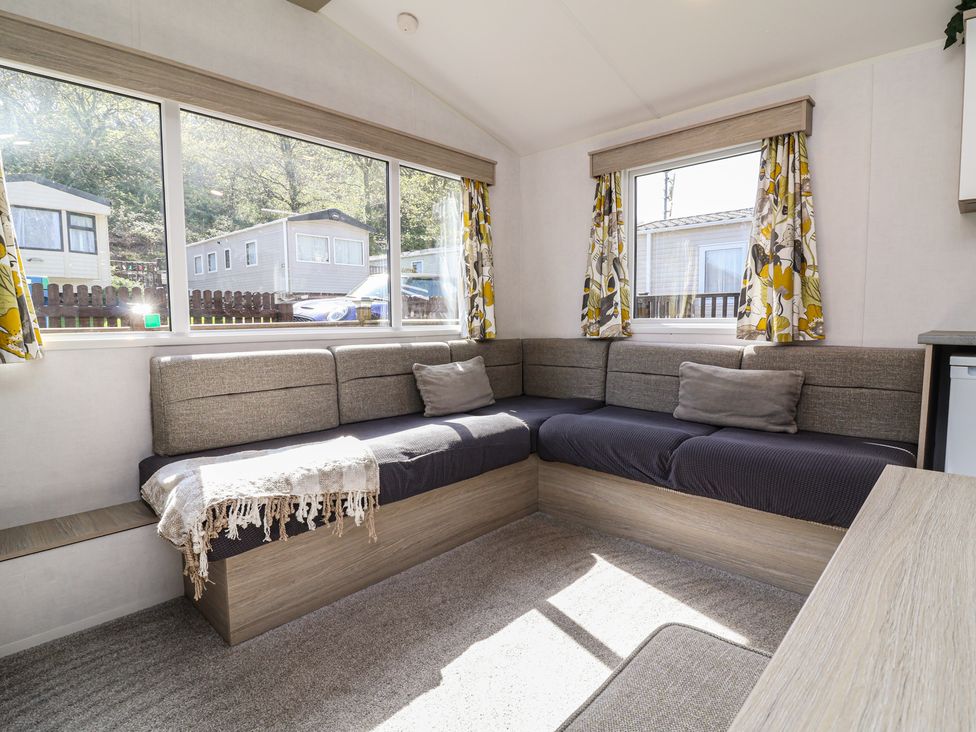 A snug area with a sofa and windows at N5 Ilfracombe