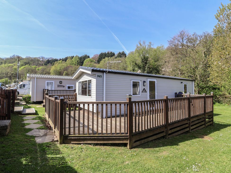 A cabin with deck and fence at N5 Ilfracombe