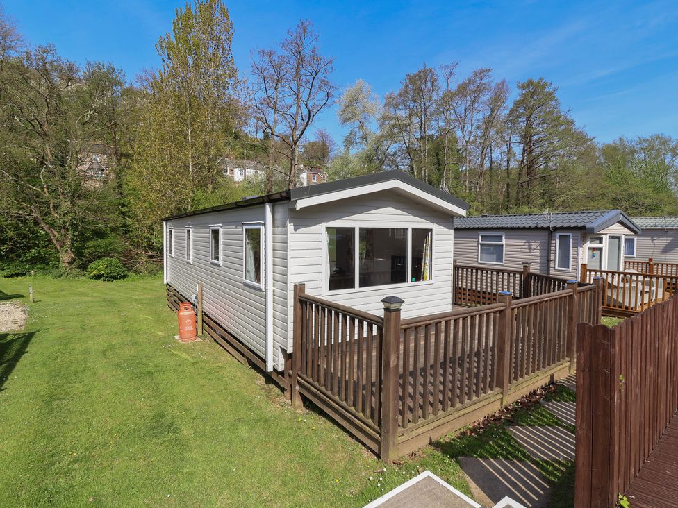A mobile home with a deck in a green area at N5 Ilfracombe