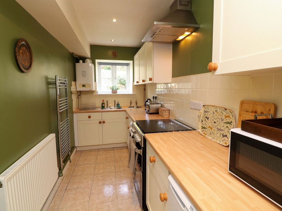 A kitchen with cabinets, sink, and appliances at The Annexe in Belper