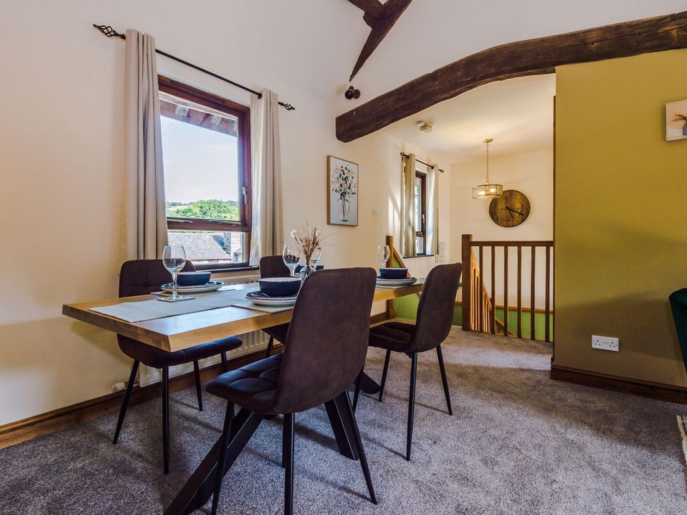 A dining room with a table and chairs at Idris Barn