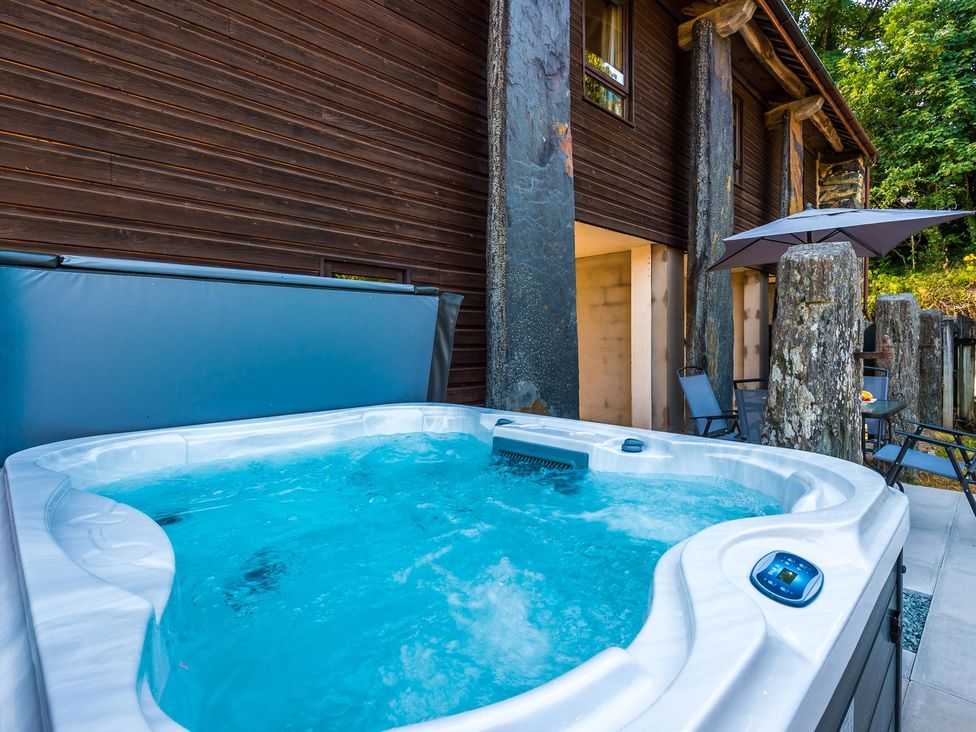 A hot tub on an outdoor terrace at Idris Barn