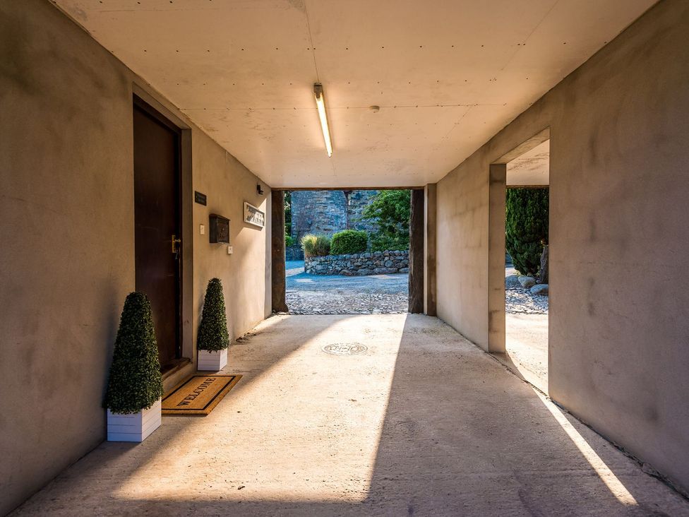 An entrance area with plants and a door at Idris Barn 
