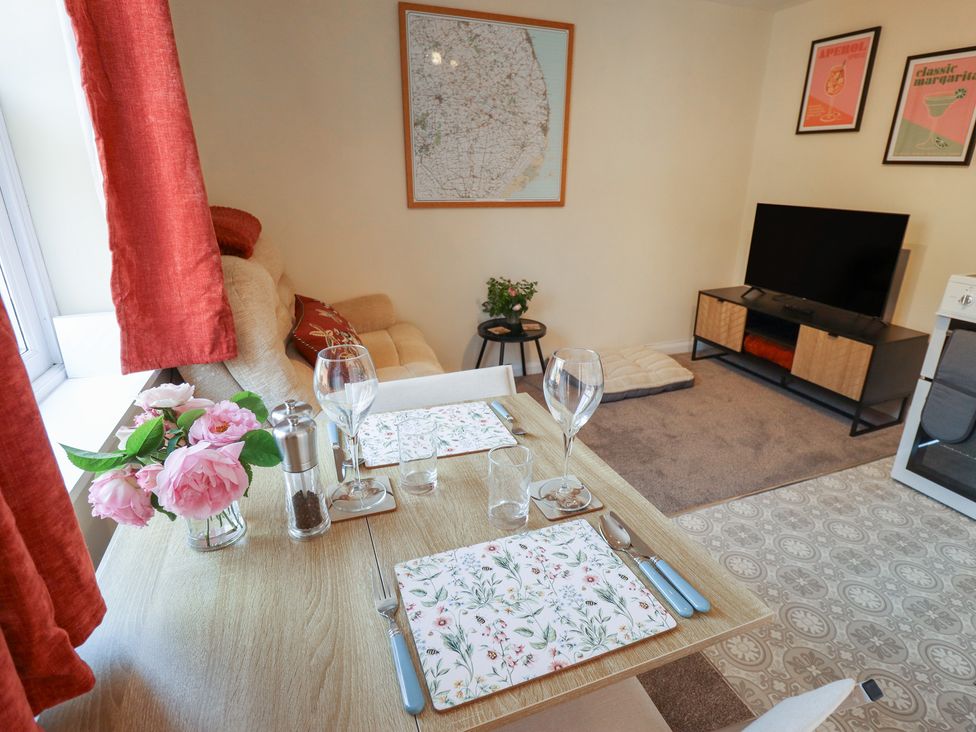 A dining room with a table set for two at Goldfinch in Spilsby