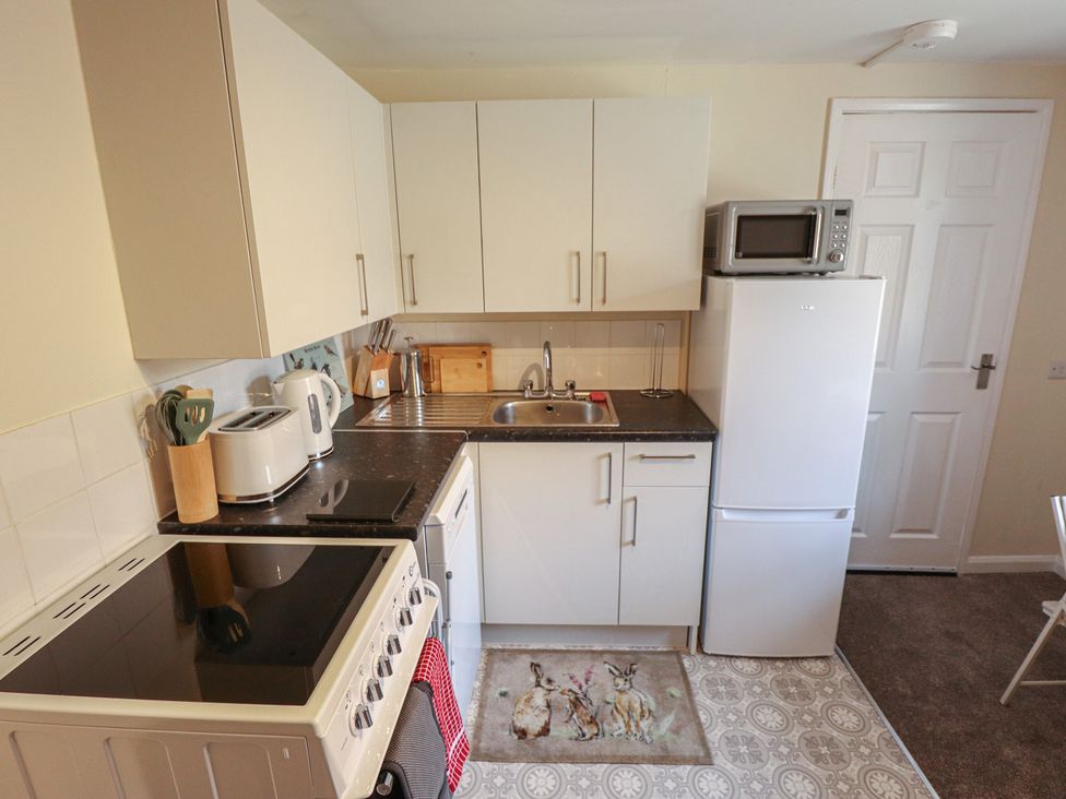 A kitchen with appliances and utensils at Goldfinch in Spilsby