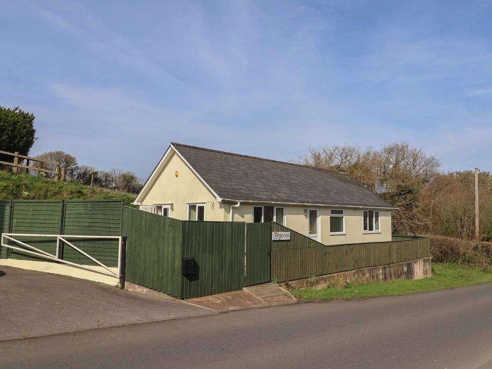 A house with a green fence and gate at Regenna in Seaton