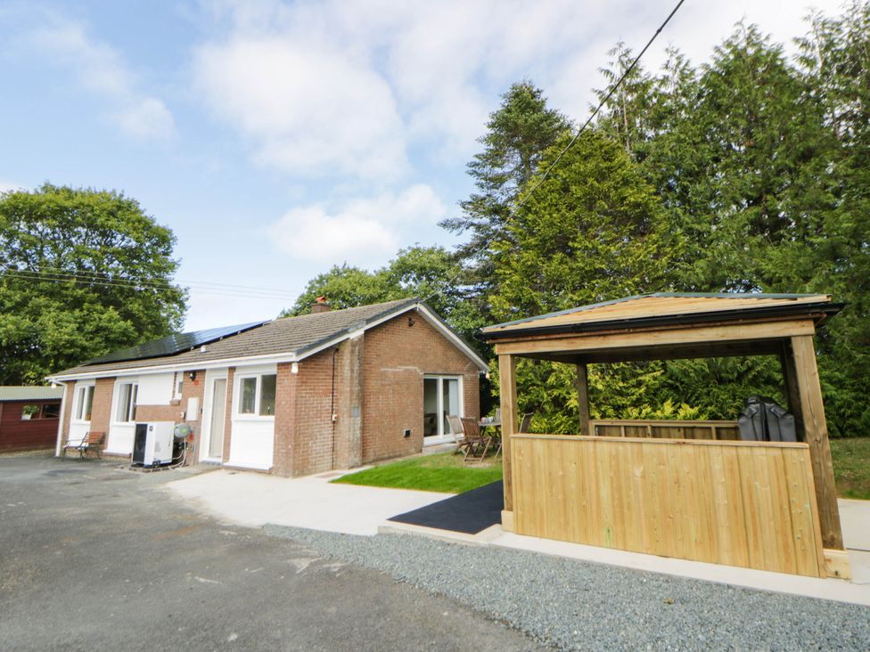 A house with a garden and wooden gazebo at The Croft in Llandrindod Wells