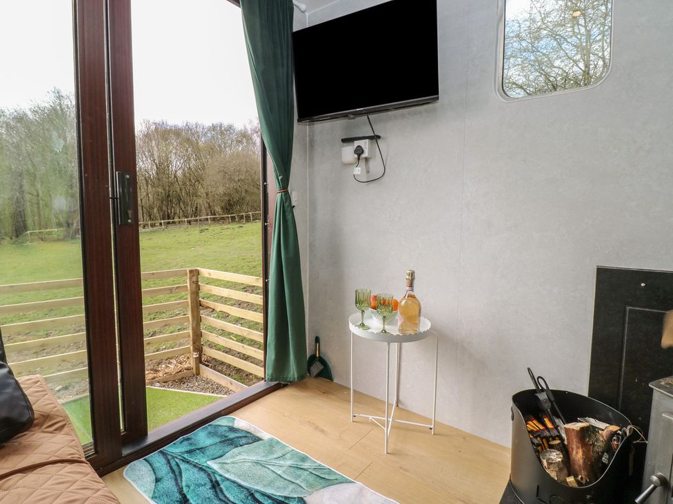 A sitting room with a television and a table at The Horse Box in Blaydon-on-Tyne