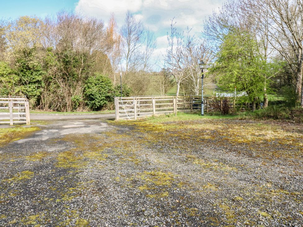 An outdoor area with gravel and trees at The Horse Box in Blaydon-on-Tyne