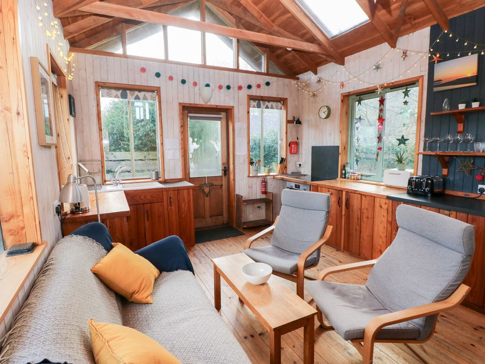 A living room with a sofa and armchairs at the Cabin in Newport