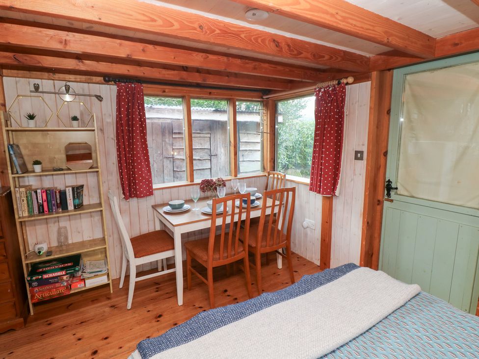 A dining area with a table and chairs at Cabin in Newport