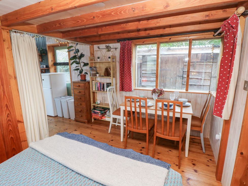 A dining room with a table and chairs at Cabin in Newport