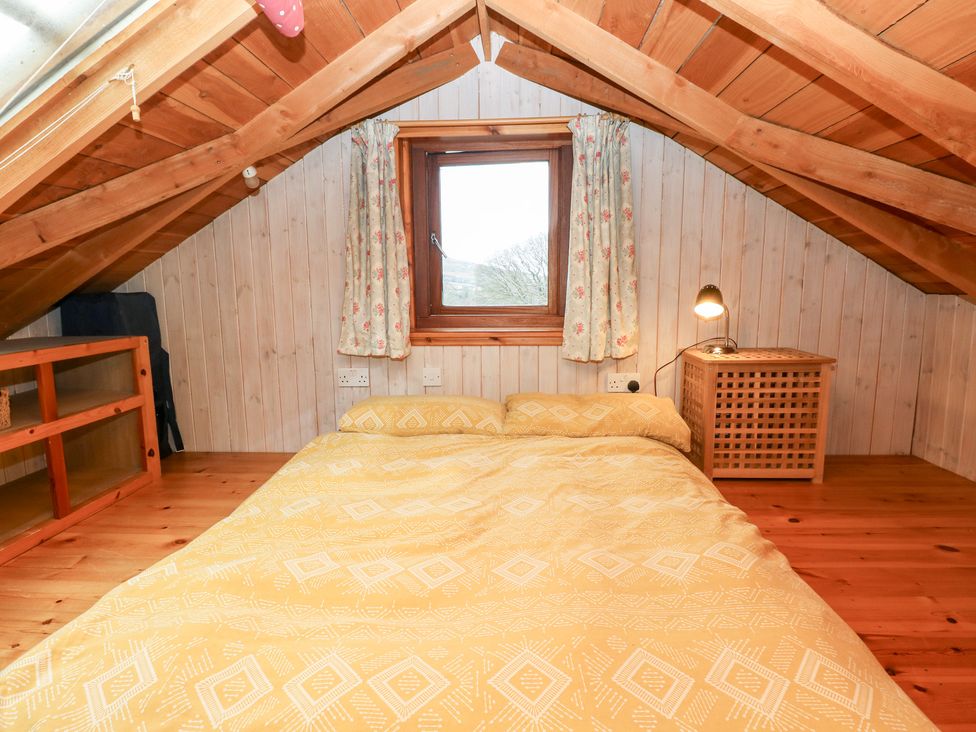 A bedroom with a bed and a window at Cabin in Newport