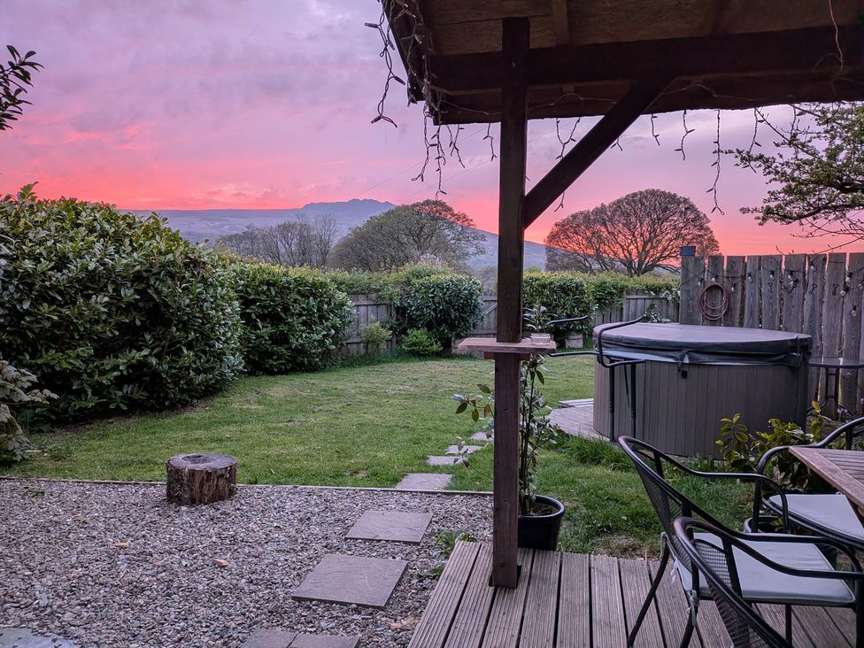 A garden with gravel and stepping stones at Cosy Eco Cabin in Cilgwyn near Newport, Pembrokeshire