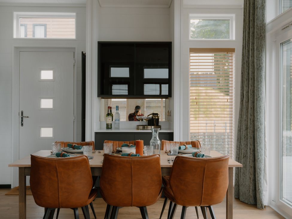 A dining room with a table and chairs at Wilde Spa (Pet) in Carmarthen