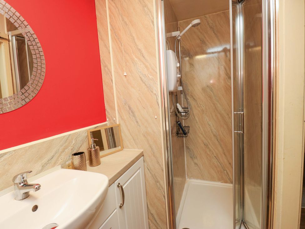 A bathroom with a shower and wash basin at Cosy Nook in Leeds