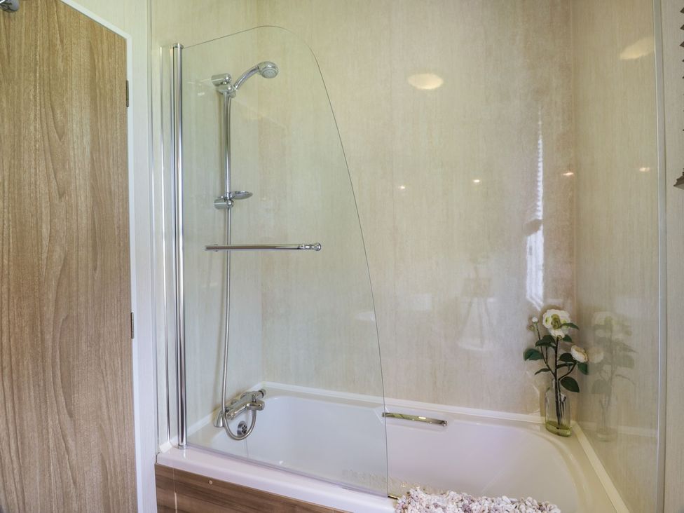 A bathroom with a bathtub and shower at 1, Fisherman’s hill
