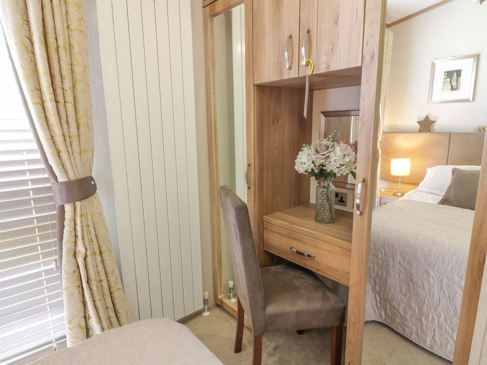 A bedroom with a desk and chair at 1, Fisherman’s hill