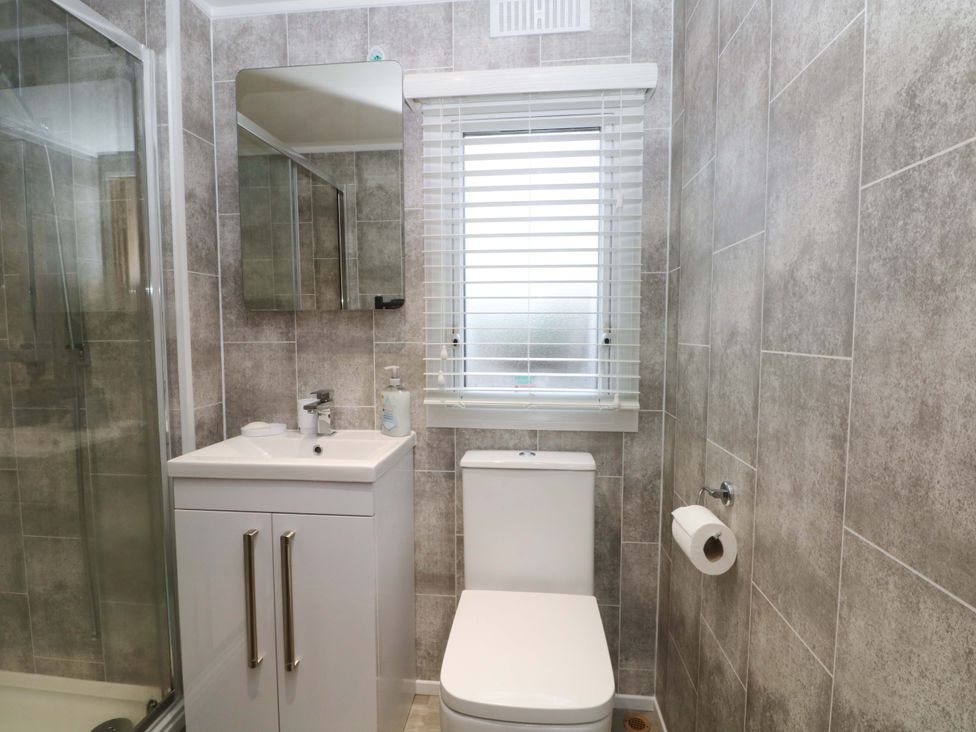 A bathroom featuring a shower, sink, and toilet at F2