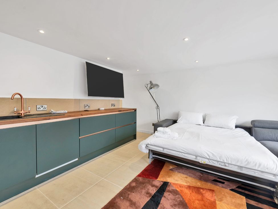A studio with kitchen, sofa and bed at Oldfields