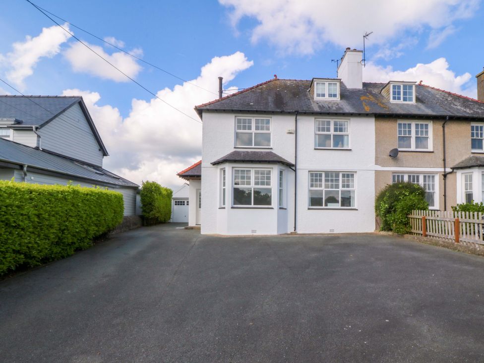 A house with a driveway and garage at Bryniau in Morfa Nefyn