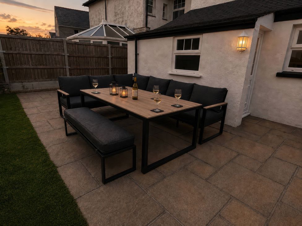 A dining area with seating and drinks at Bryniau Morfa Nefyn