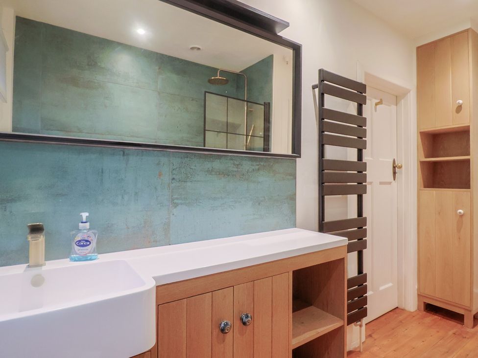 A bathroom with a sink and mirror at Devona in Beer