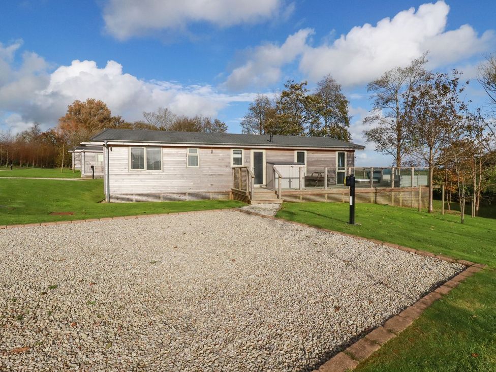 A house with gravel driveway and lawn at 20 Meadow Retreat Dobwalls