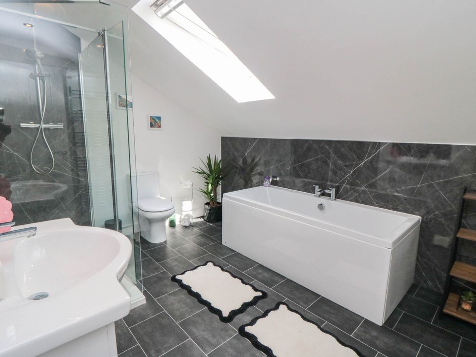 A bathroom featuring a bathtub, shower, and sink at Westholme Lodge in Thirsk