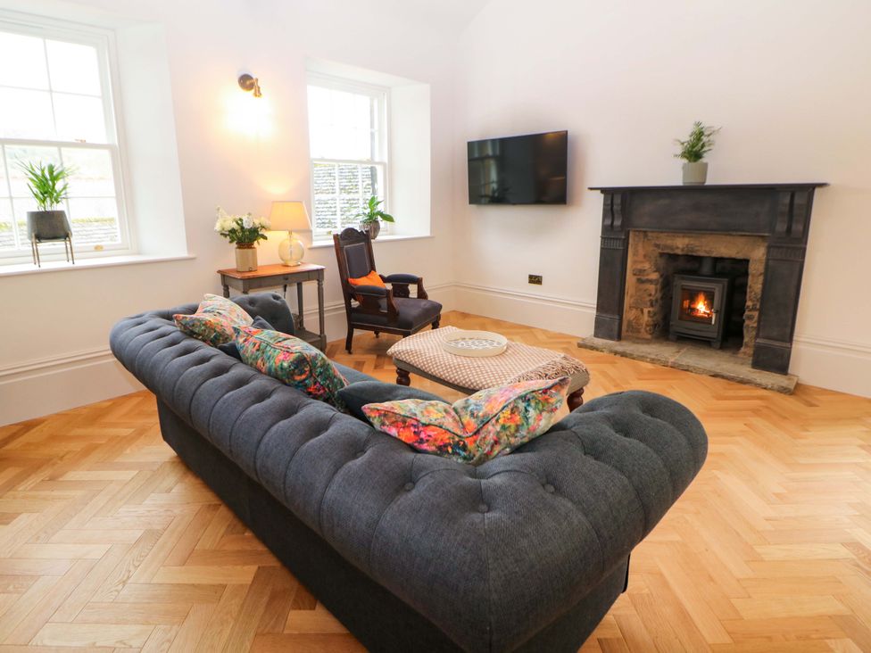 A living room with a sofa and fireplace at The Reading Room in Hope Valley