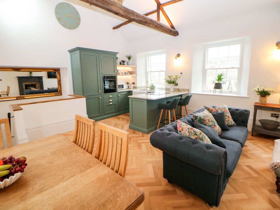 A kitchen with a sofa and dining area at The Reading Room in Hope Valley