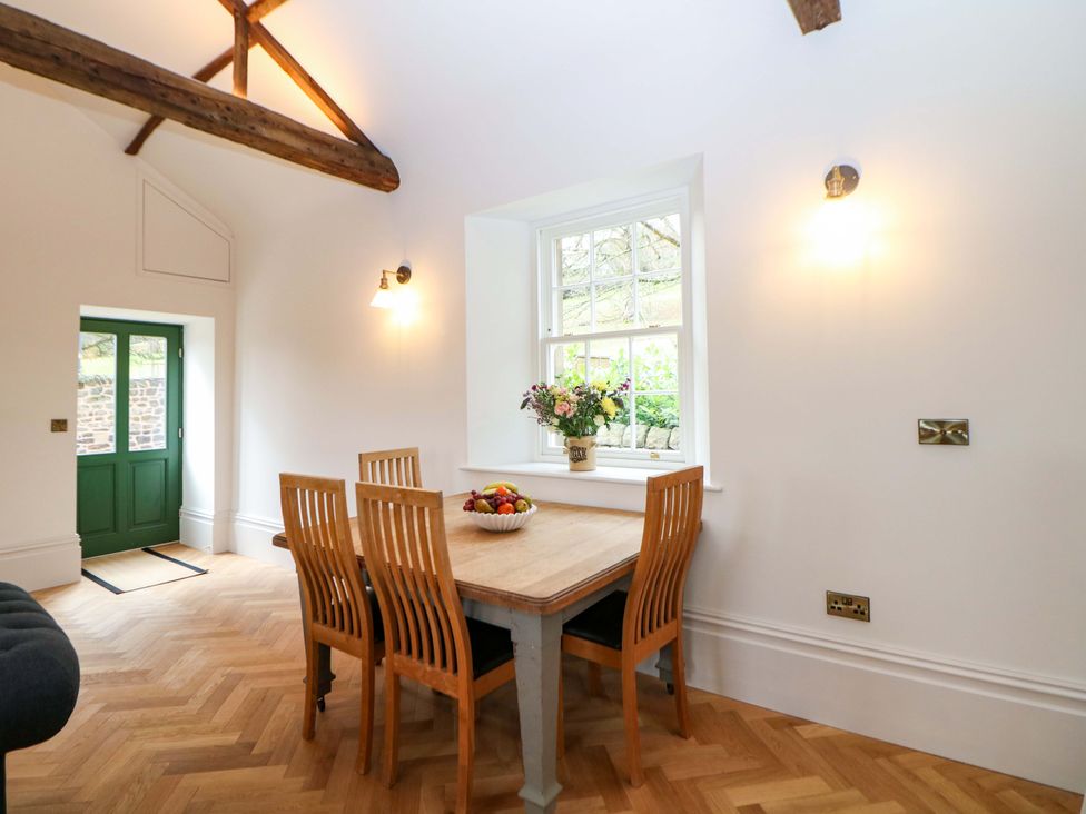 A dining room with a table and chairs at The Reading Room in Hope Valley