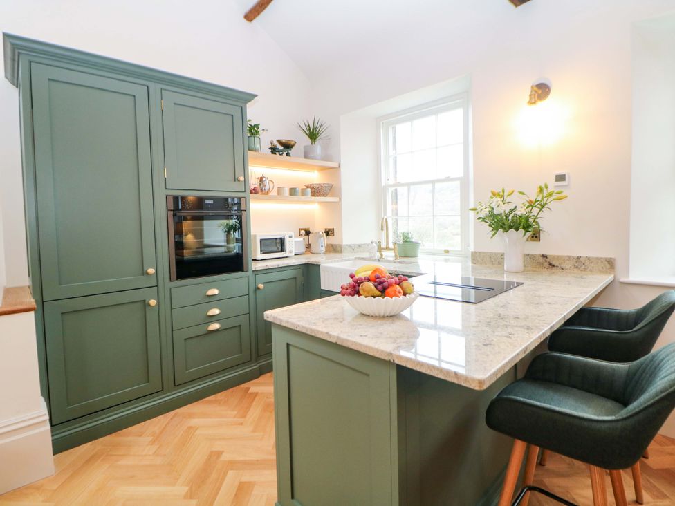 A kitchen with cabinets, countertop, sink, and fruit bowl at The Reading Room in Hope Valley