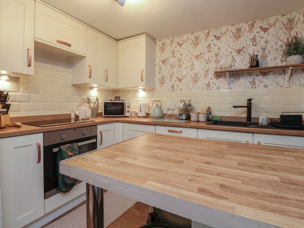 A kitchen with appliances and utensils at Willow Wood in Settle