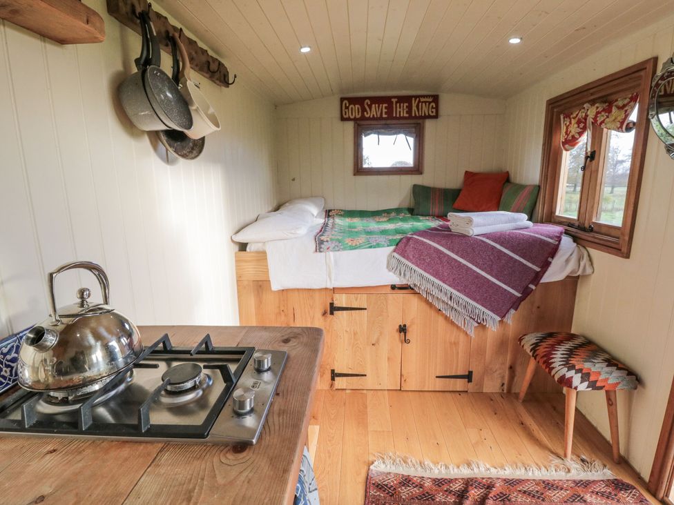 Honeysuckle Hut, Potto Grange Farm - North Yorkshire (incl. Whitby) - 1196482 - thumbnail photo 8