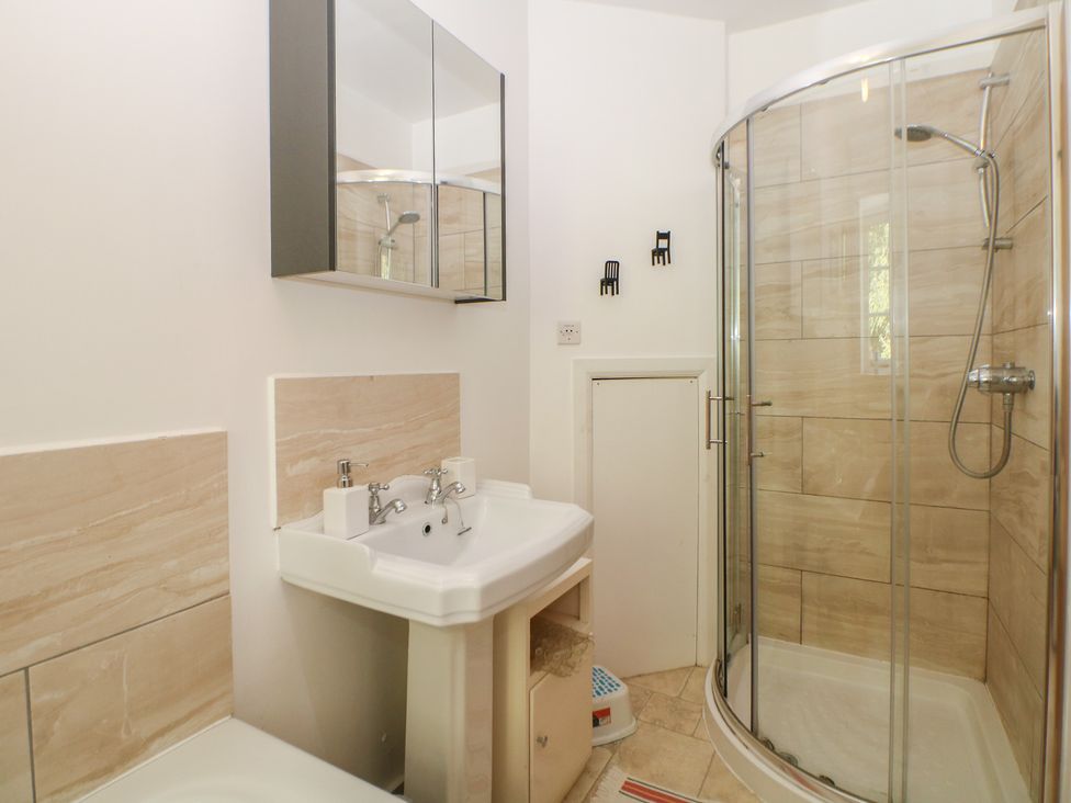 A bathroom with sink and shower at Honeysuckle Cottage