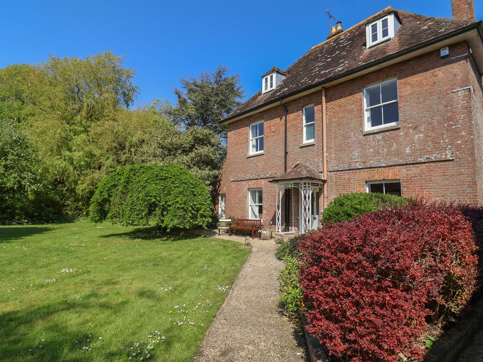 A house with front yard and pathway at Goulds Farmhouse in Milborne St Andrew