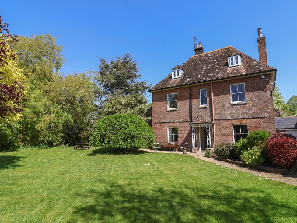 A house with a garden at Goulds Farmhouse in Milborne St Andrew