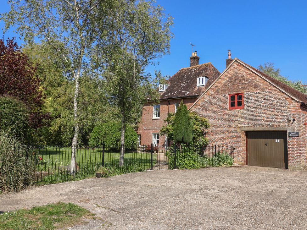 A house with a garage and garden at Goulds Farmhouse in Milborne St Andrew