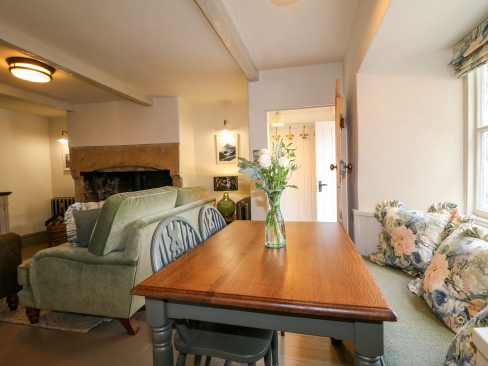 A living room with a table and chairs at Hope Cottage in Great Longstone