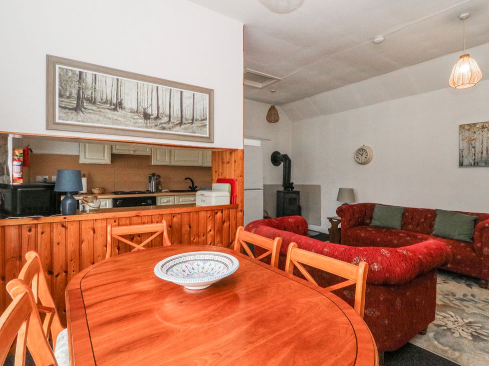 A living room with a dining area and kitchen at Oak Killean Farmhouse Cottages near Inveraray