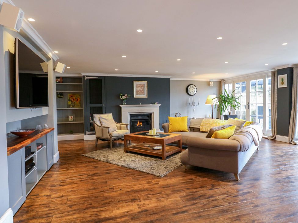 A living room with a sofa and a coffee table at River Haven in Thames Ditton