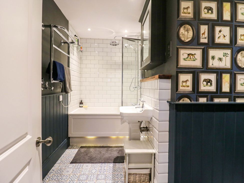 A bathroom with tub and sink at River Haven in Thames Ditton