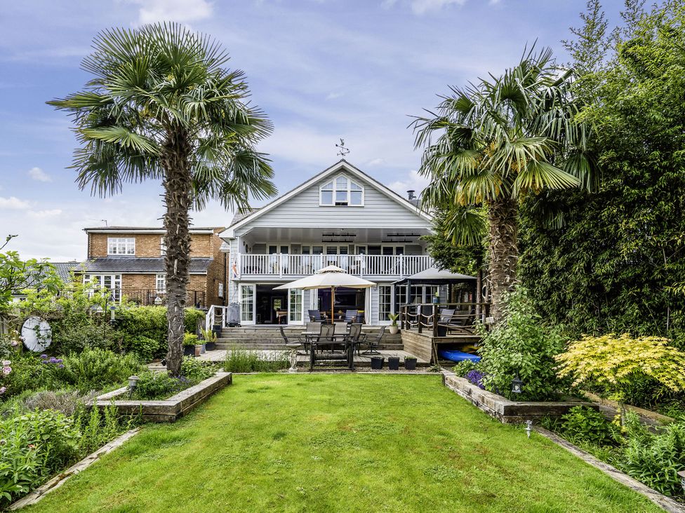 An outdoor area with a house and garden at River Haven in Thames Ditton
