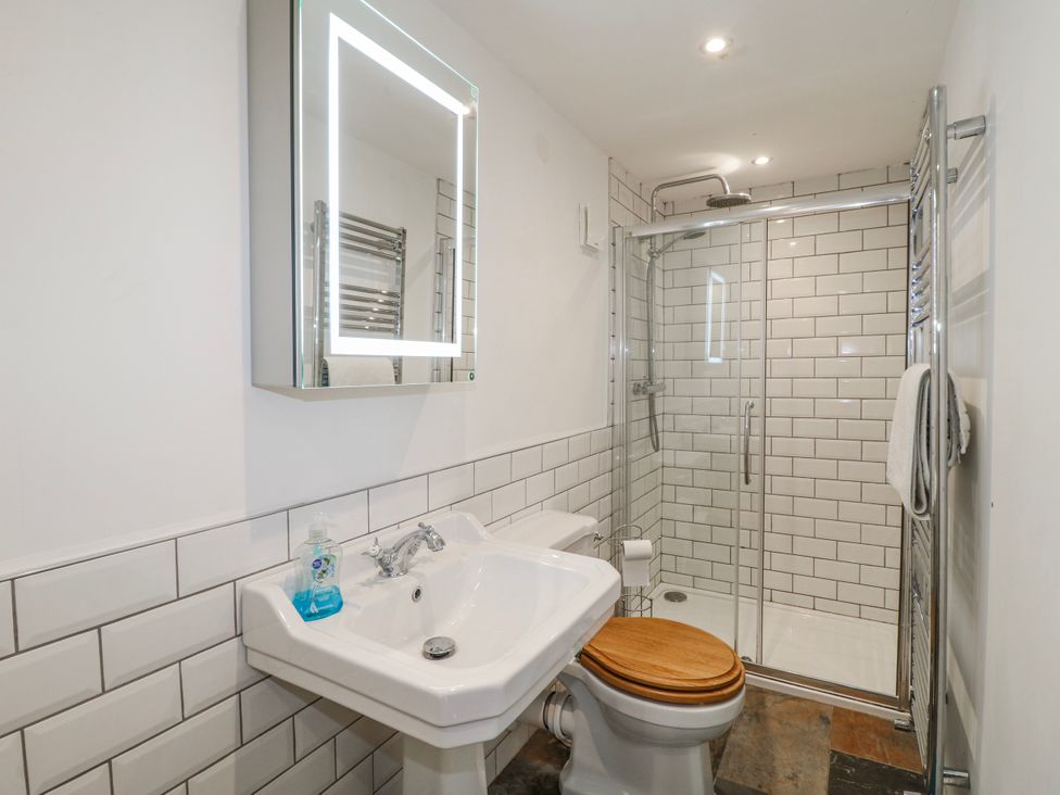 A bathroom with a sink, toilet, and shower at America Lodge in Oakham