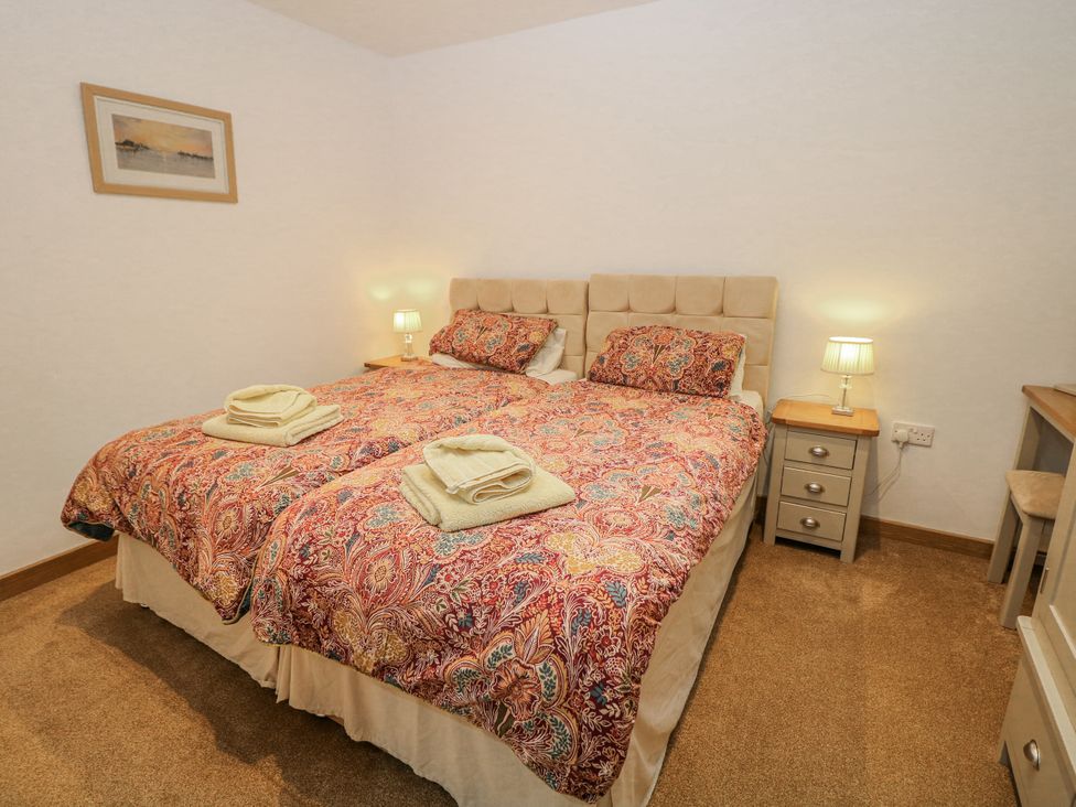 A bedroom with two twin beds at Courtyard View in Ashbourne
