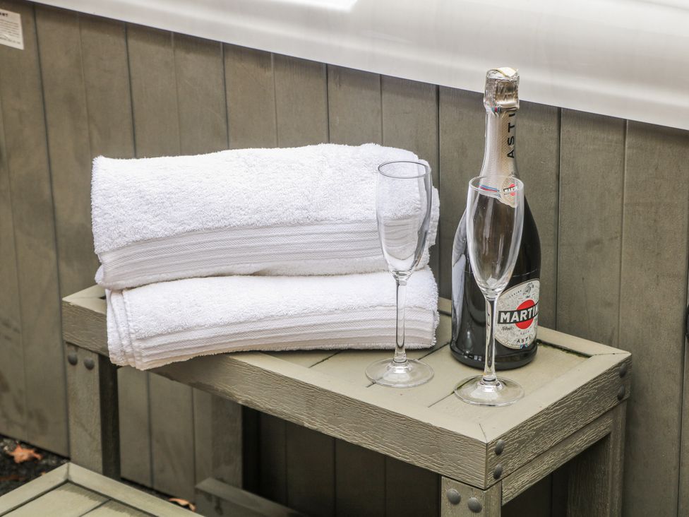 A table with towels, champagne, and glasses at Courtyard View in Ashbourne