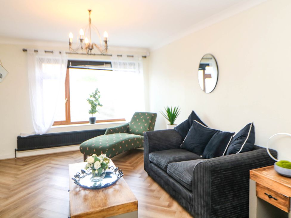 A living room with a sofa and a chaise lounge at 57 Howden Avenue in Skellow