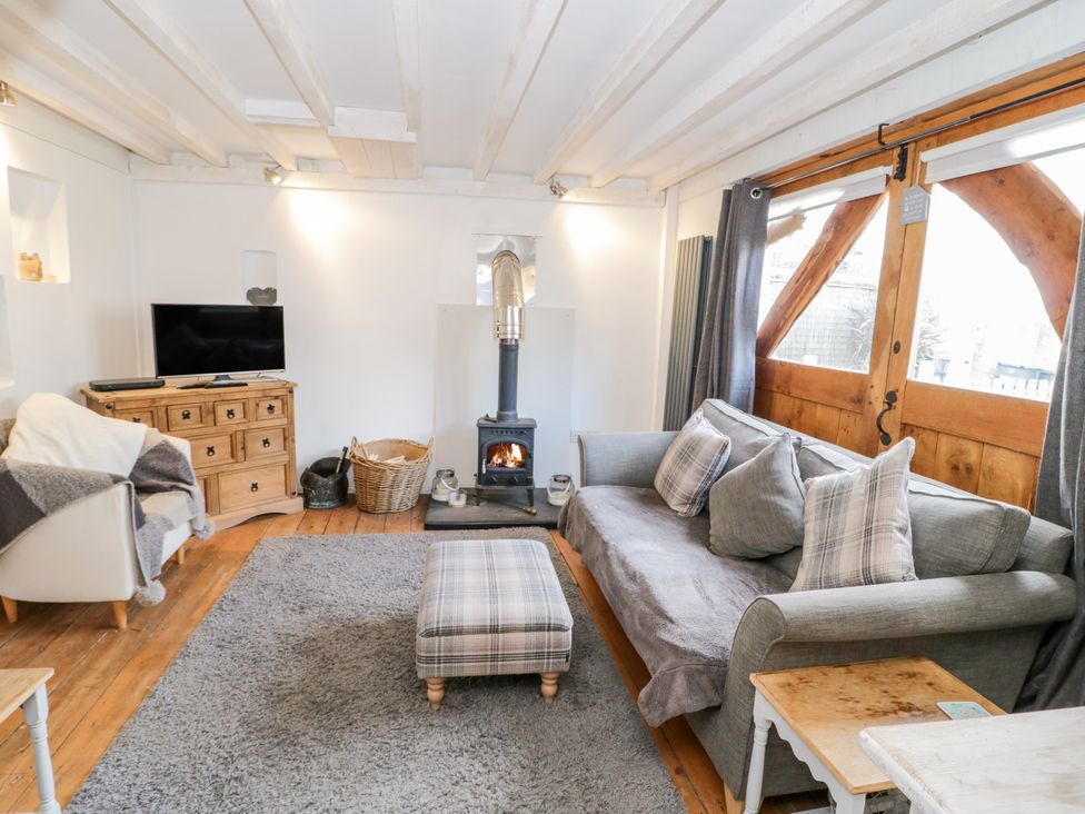 A living room with a sofa and TV at Studio Bach in Beaumaris