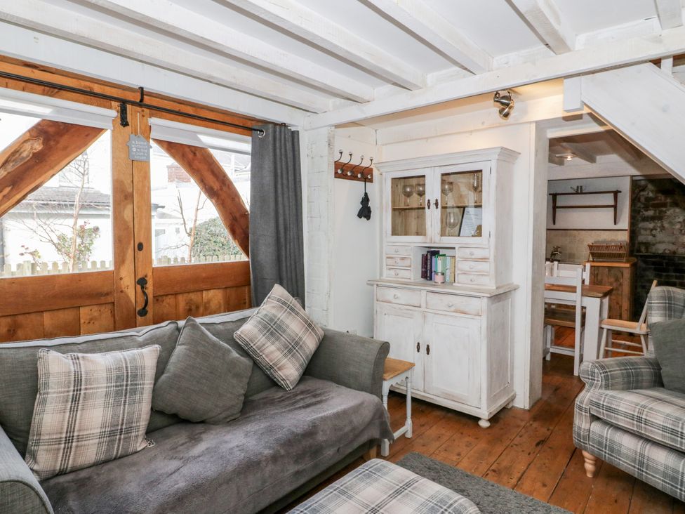 A living room with a sofa and cabinet at Studio Bach in Beaumaris